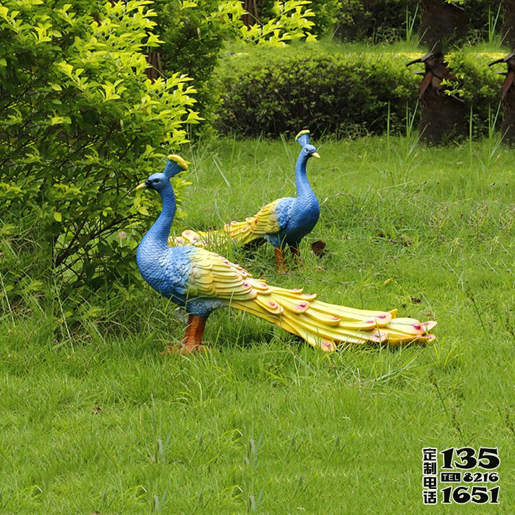 公園草坪上兩只覓食的仿真動物玻璃鋼彩繪孔雀雕塑 公園草坪上兩只覓食的仿真動物玻璃鋼彩繪孔雀雕塑