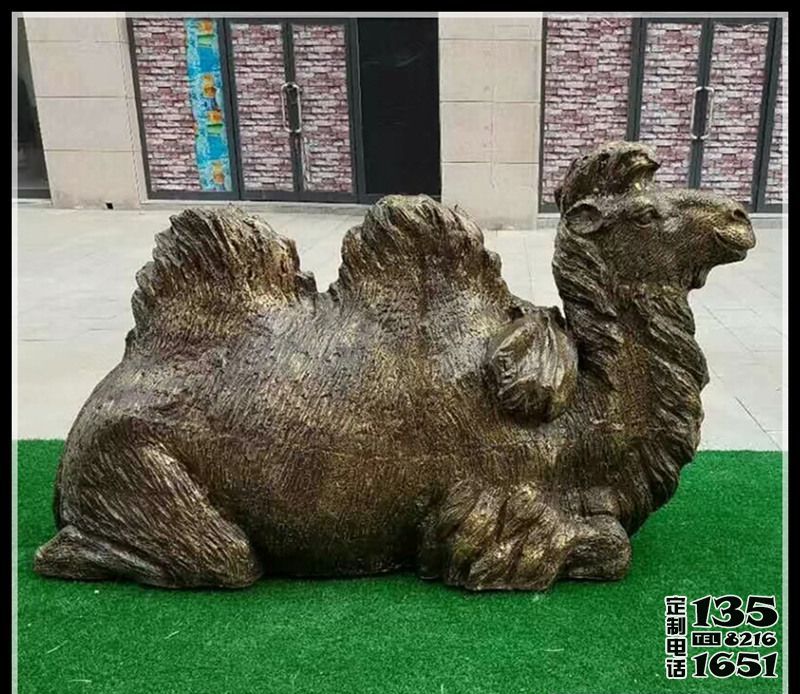 公園里擺放的一只仿銅璃鋼噴漆駱駝雕塑 公園里擺放的一只仿銅璃鋼噴漆駱駝雕塑