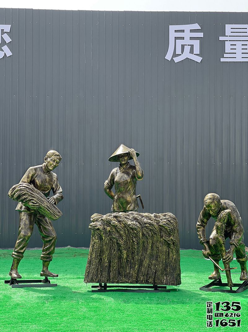 景區(qū)擺放玻璃鋼仿銅農(nóng)耕割麥子勞動(dòng)人物雕塑 景區(qū)擺放玻璃鋼仿銅農(nóng)耕割麥子勞動(dòng)人物雕塑