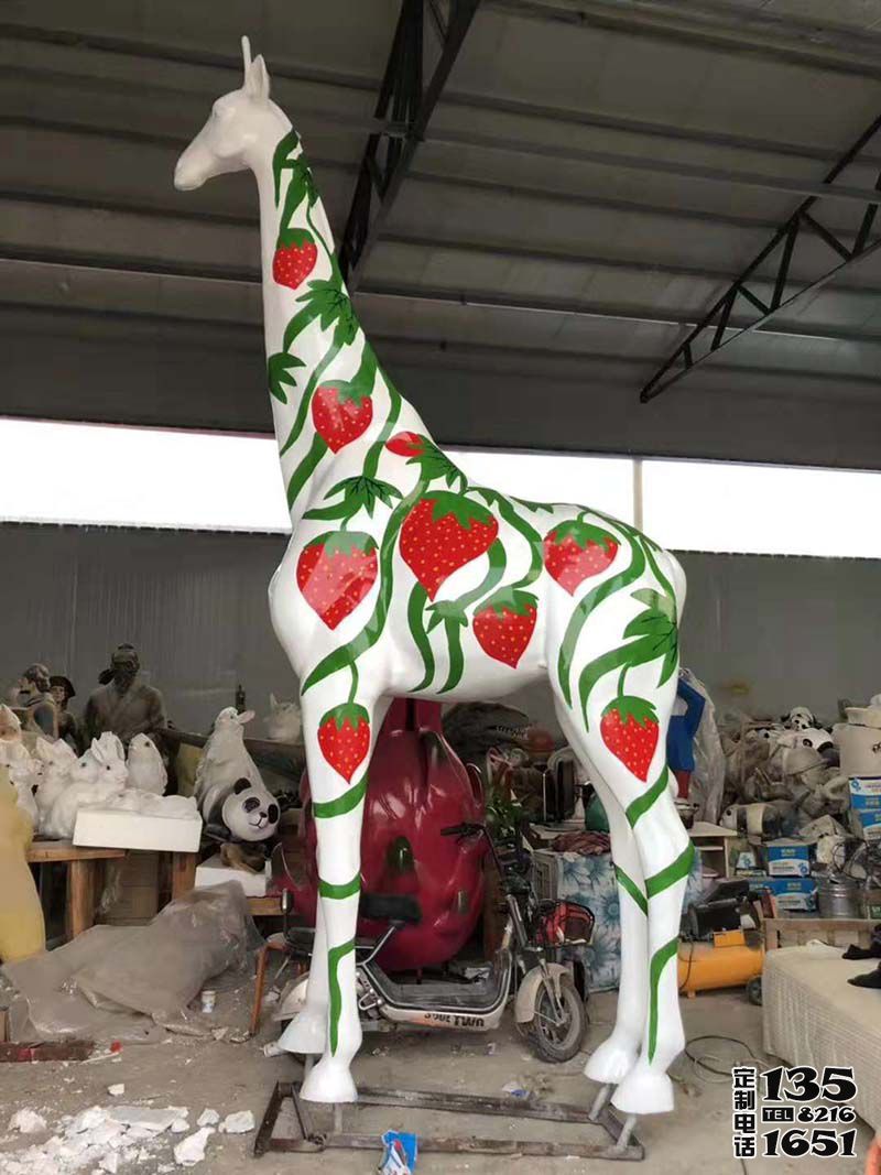 城市街道大型玻璃鋼彩繪草莓長頸鹿雕塑 城市街道大型玻璃鋼彩繪草莓長頸鹿雕塑