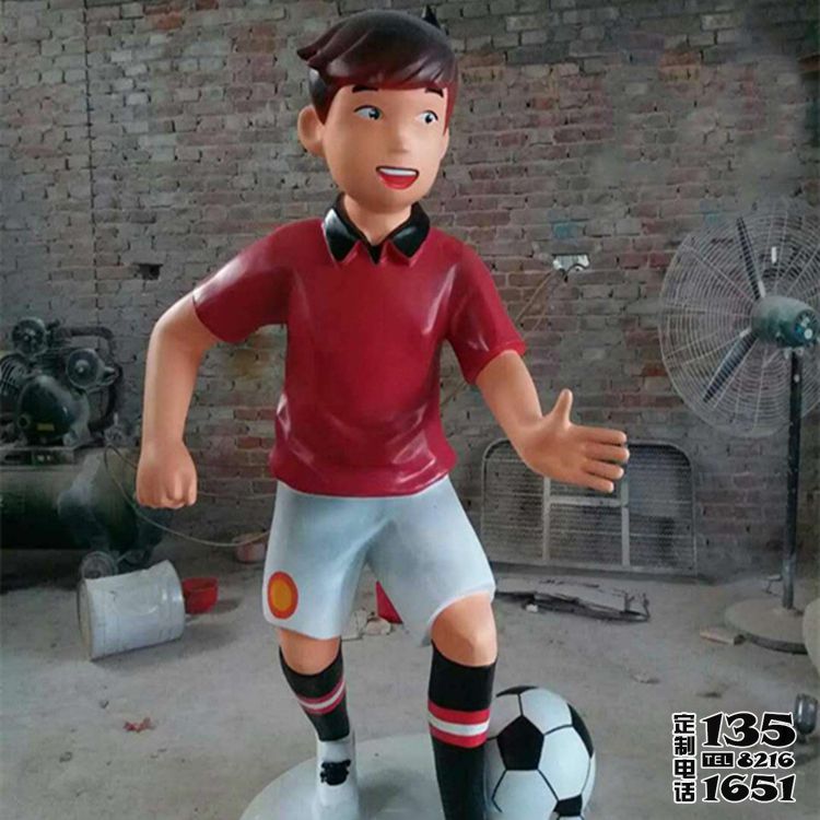 游樂場卡通人物玻璃鋼踢足球雕塑 游樂場卡通人物玻璃鋼踢足球雕塑
