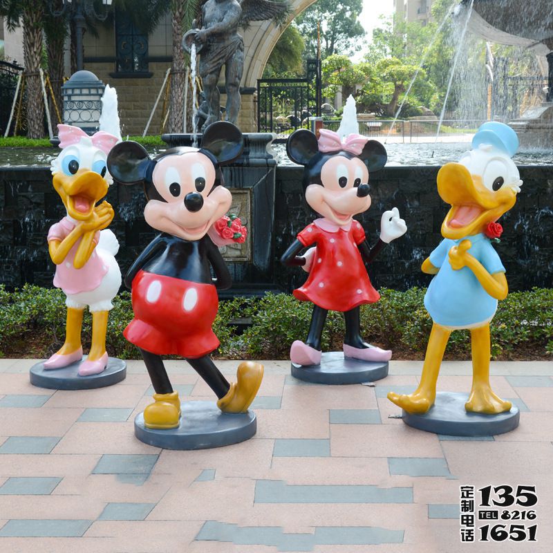 電影院擺放兩對玻璃鋼米老鼠與唐老鴨雕塑 電影院擺放兩對玻璃鋼米老鼠與唐老鴨雕塑