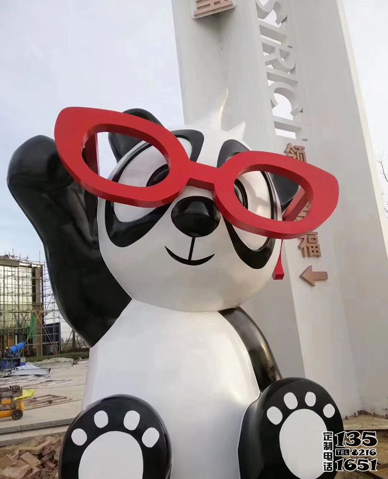 酒店公園商場(chǎng)擺放的戴眼鏡熊貓卡通玻璃鋼雕塑 酒店公園商場(chǎng)擺放的戴眼鏡熊貓卡通玻璃鋼雕塑