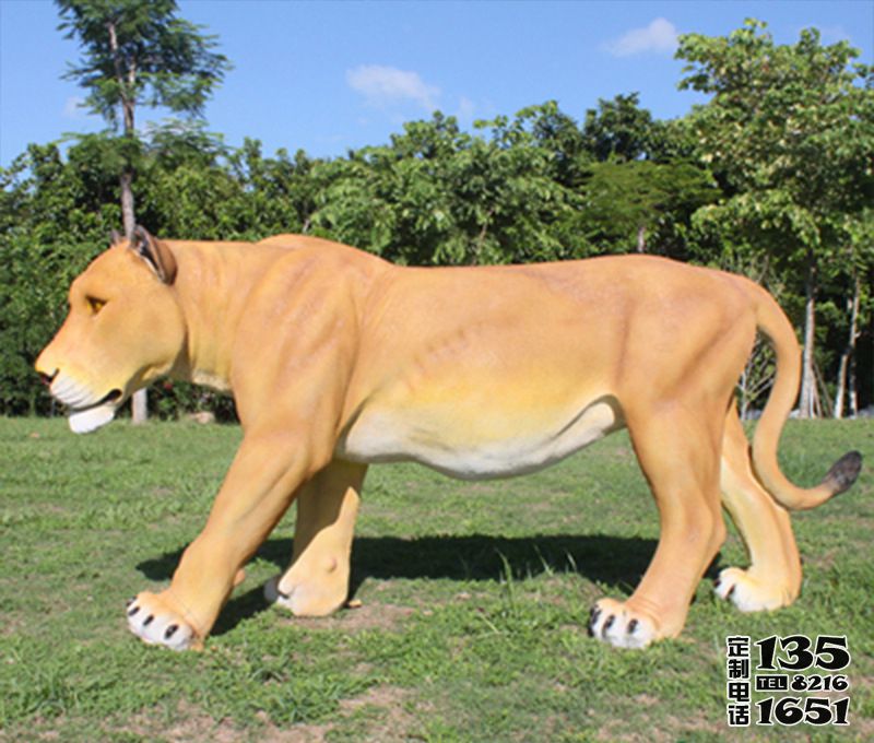 戶外草坪玻璃鋼仿真動(dòng)物行走的獅子雕塑 戶外草坪玻璃鋼仿真動(dòng)物行走的獅子雕塑