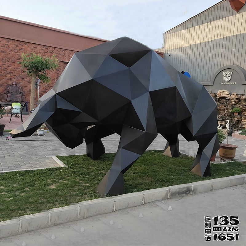 草坪上擺放的玻璃鋼創(chuàng)意幾何華爾街牛雕塑 草坪上擺放的玻璃鋼創(chuàng)意幾何華爾街牛雕塑