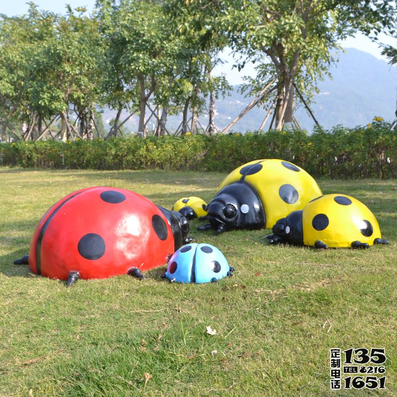 園林里擺放的玻璃鋼卡通仿真動物七星瓢蟲雕塑 園林里擺放的玻璃鋼卡通仿真動物七星瓢蟲雕塑