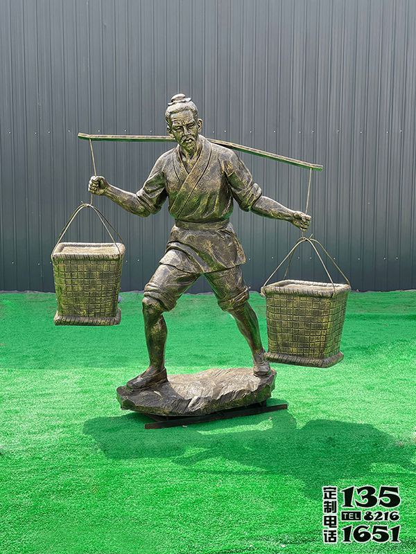 庭院城市街道玻璃鋼仿銅民俗挑擔子勞動人物雕塑 庭院城市街道玻璃鋼仿銅民俗挑擔子勞動人物雕塑
