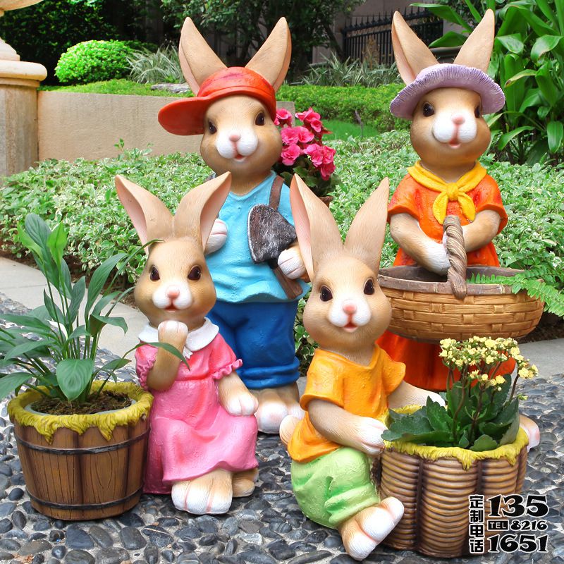 花園景區玻璃鋼彩繪卡通勞動兔子雕塑 花園景區玻璃鋼彩繪卡通勞動兔子雕塑