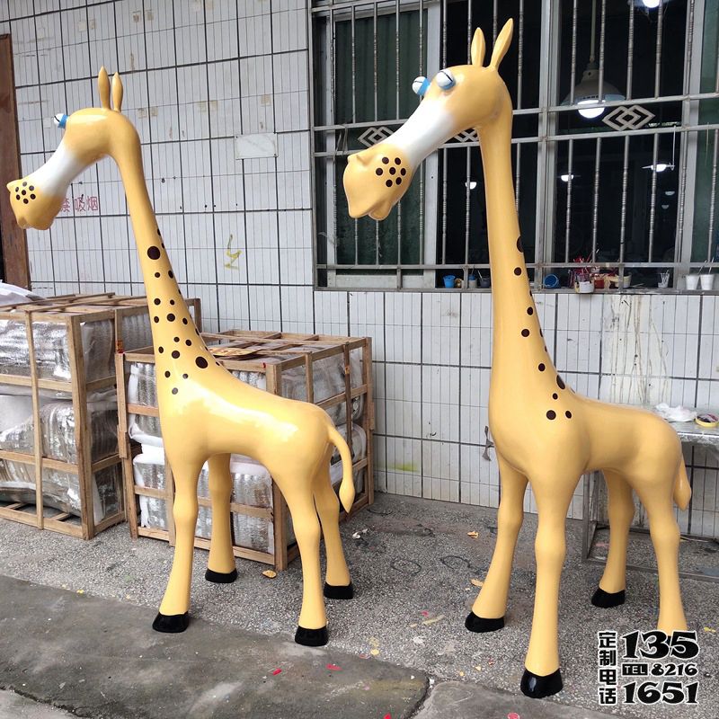 景區(qū)游樂(lè)園玻璃鋼卡通可愛(ài)長(zhǎng)頸鹿雕塑 景區(qū)游樂(lè)園玻璃鋼卡通可愛(ài)長(zhǎng)頸鹿雕塑