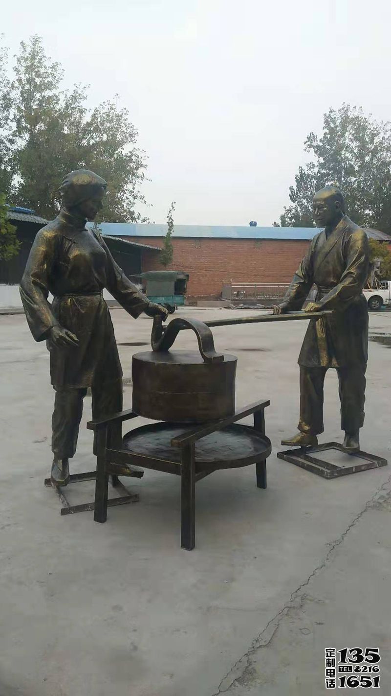 戶外景區(qū)玻璃鋼仿銅民俗磨豆子的人物雕塑 戶外景區(qū)玻璃鋼仿銅民俗磨豆子的人物雕塑